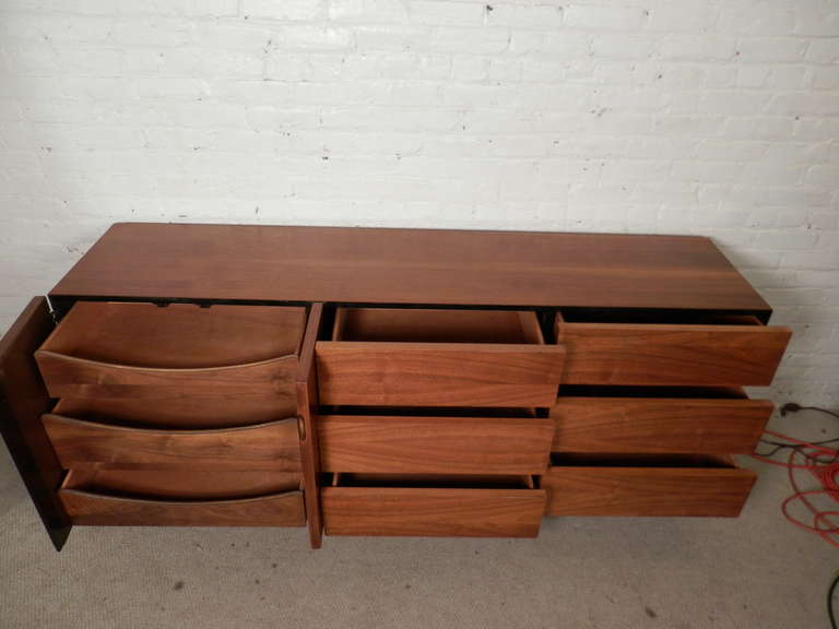 Sleek Mid Century Modern Martinsville Dresser w/ Black Trimming In Excellent Condition In Brooklyn, NY