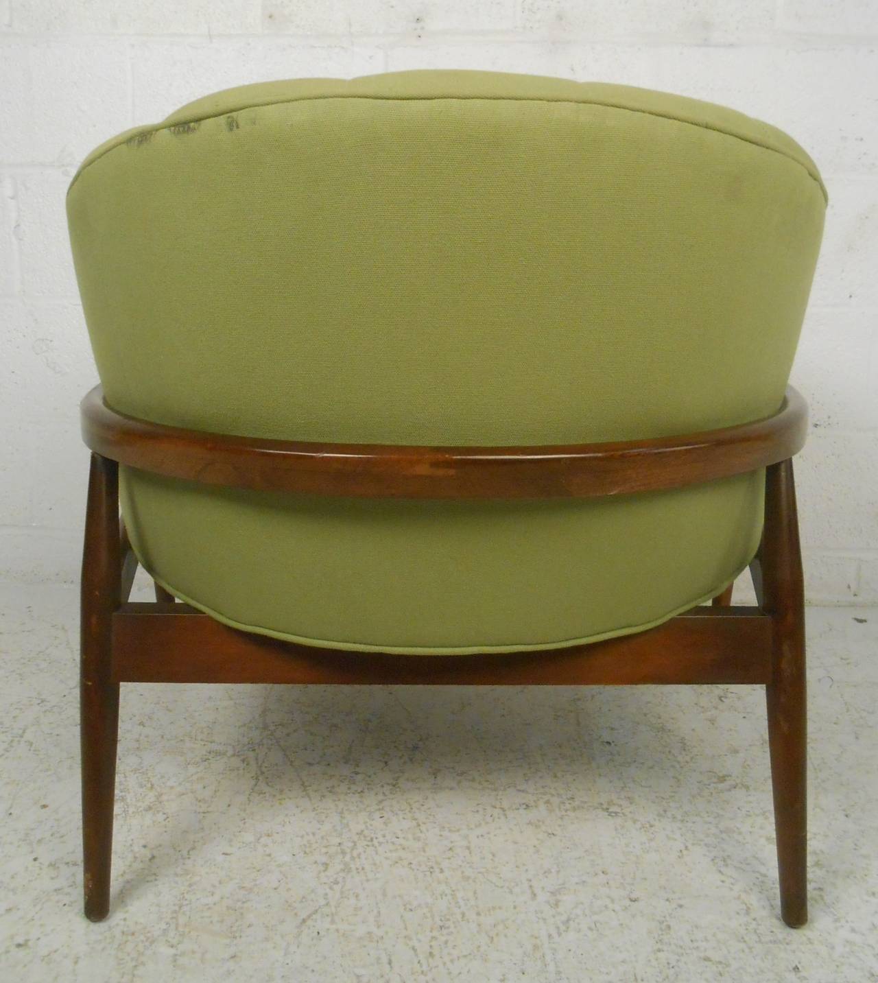 American Stylish Mid-Century Modern Tufted Lounge Chair For Sale