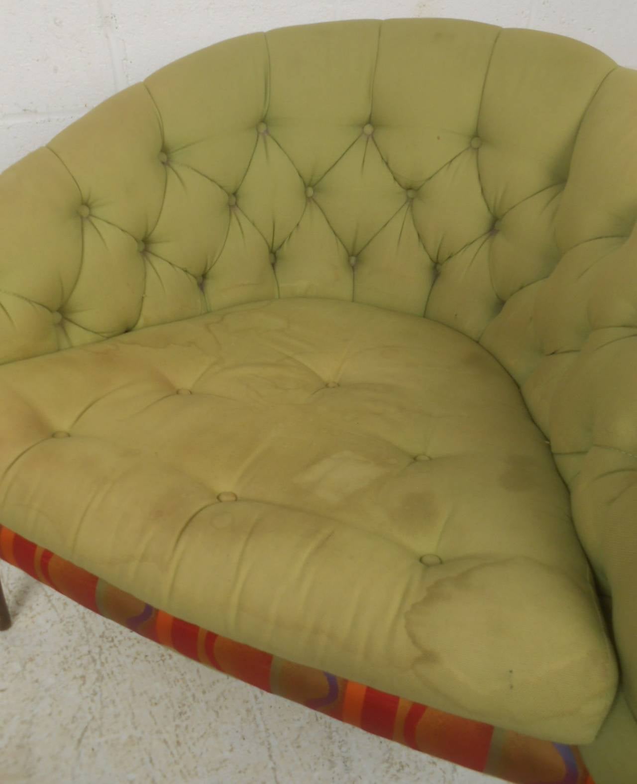 Stylish Mid-Century Modern Tufted Lounge Chair In Good Condition For Sale In Brooklyn, NY