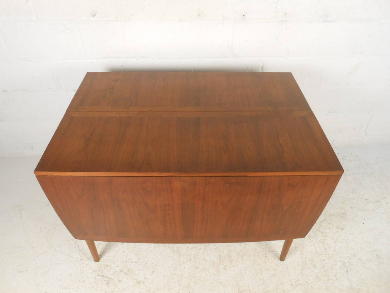 Mid-century modern dining table with two drop leaves and two additional leaves. Measures eight feet at it's longest, down to 2 1/2 feet closed. Great for smaller homes.
closed: 28