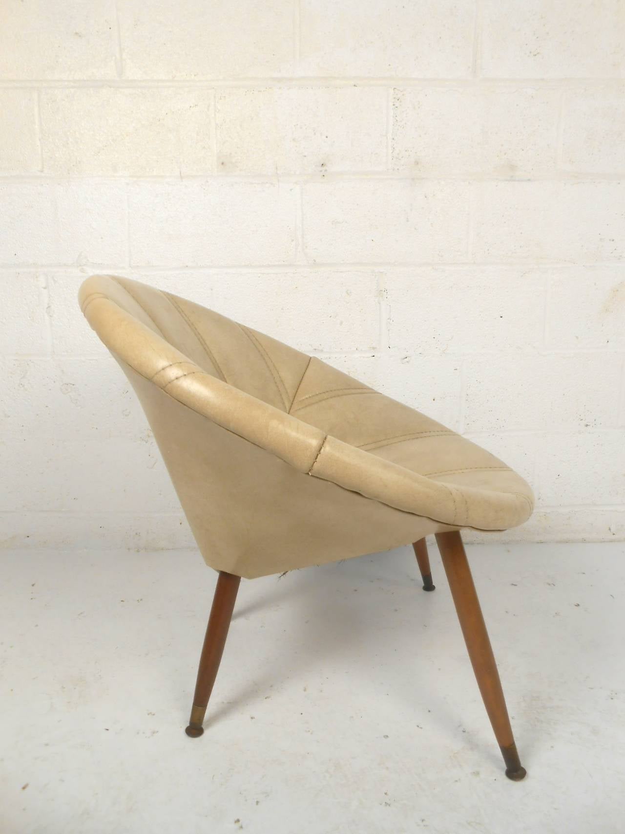 Round Midcentury Saucer Chair In Good Condition In Brooklyn, NY