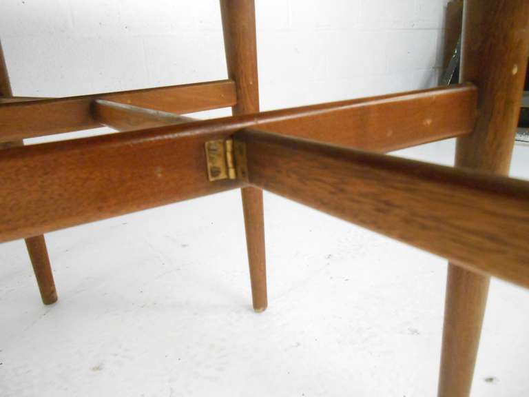 Edward Wormley Style Oval, Drop-Leaf Table In Good Condition In Brooklyn, NY
