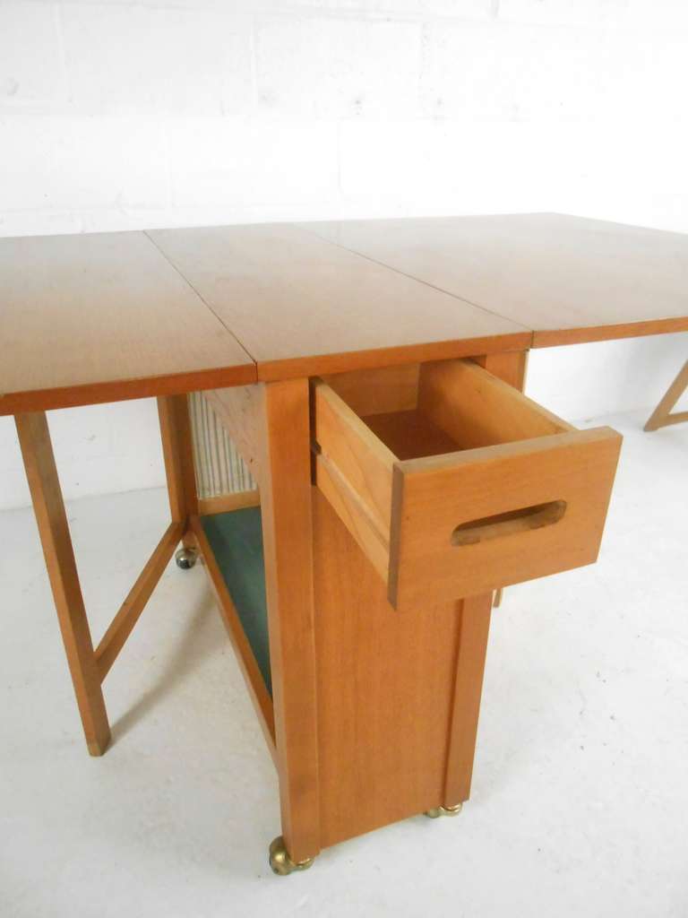  Mid-Century Modern Drop Leaf Table and Chairs Set In Good Condition In Brooklyn, NY