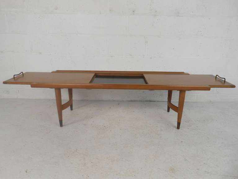 Mesa de centro moderna vintage con tablero deslizante extensible en Bueno estado para la venta en Brooklyn, NY