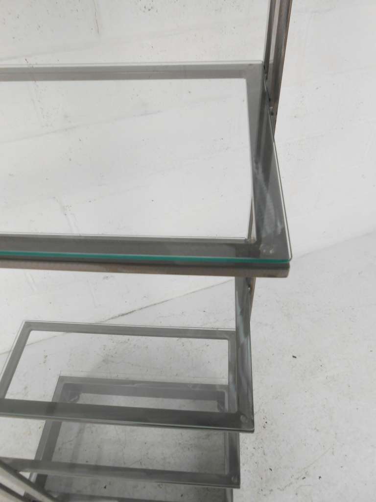 Estantería moderna vintage de acero inoxidable y cristal en venta 1