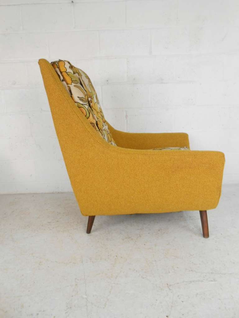 American Pair of Mid-Century Modern Lounge Chairs by Bassett Furniture