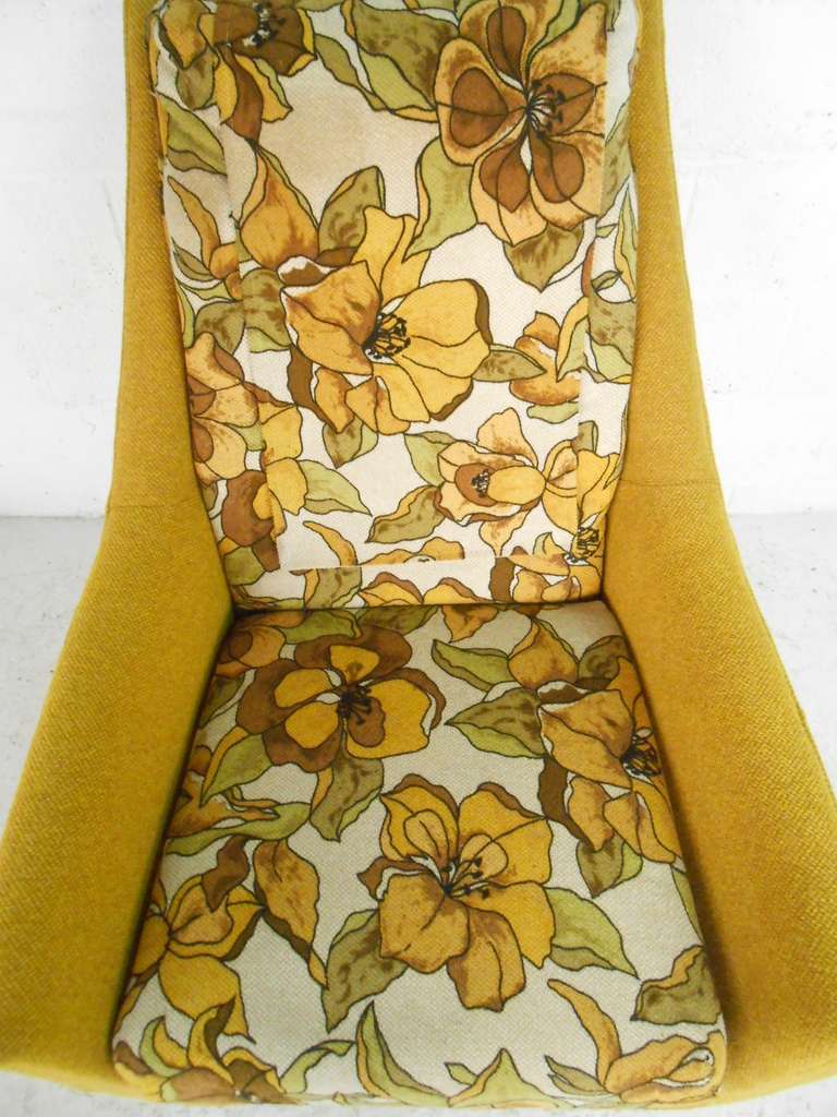 Mid-20th Century Pair of Mid-Century Modern Lounge Chairs by Bassett Furniture
