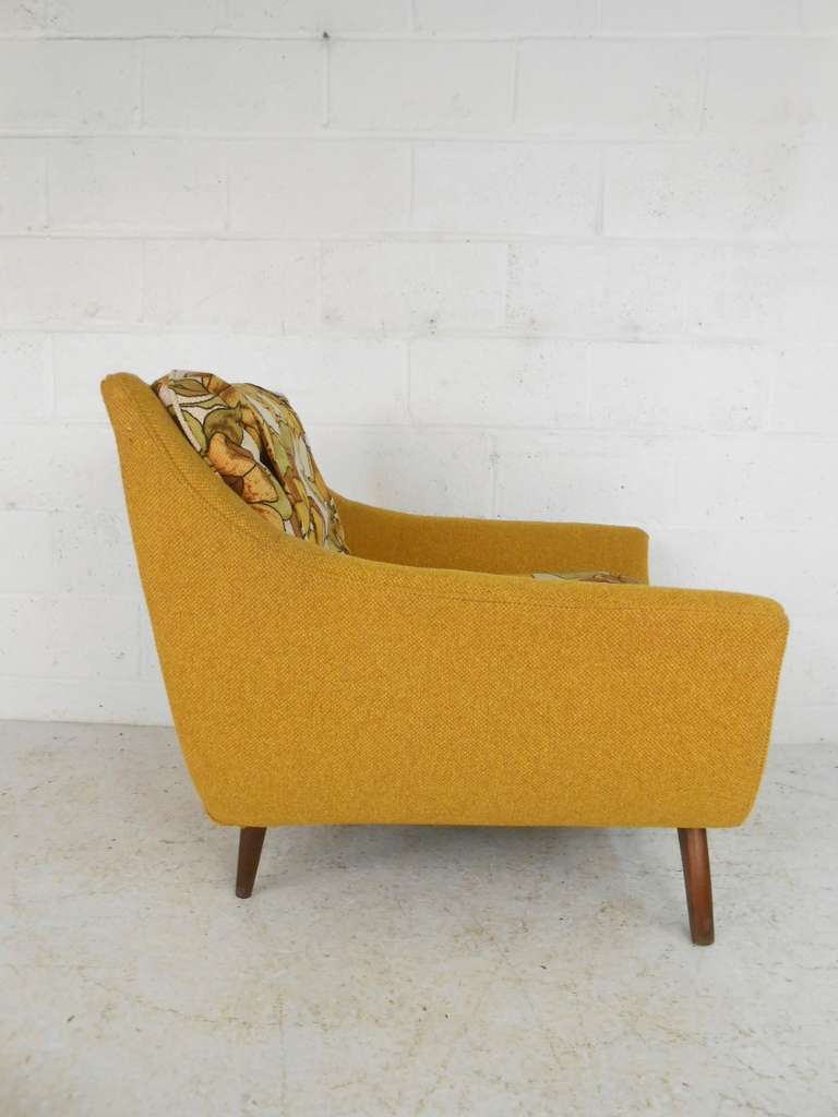 Pair of Mid-Century Modern Lounge Chairs by Bassett Furniture 1