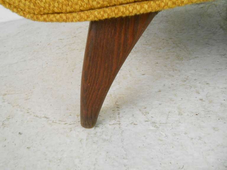 Pair of Mid-Century Modern Lounge Chairs by Bassett Furniture 3