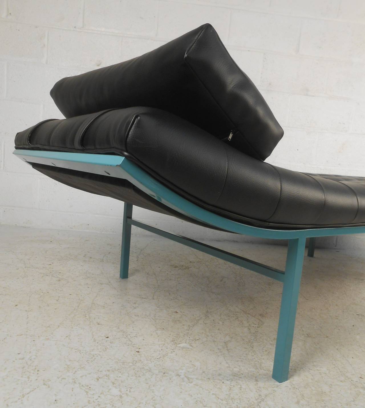 Modern Vintage Chaise Lounge Day Bed