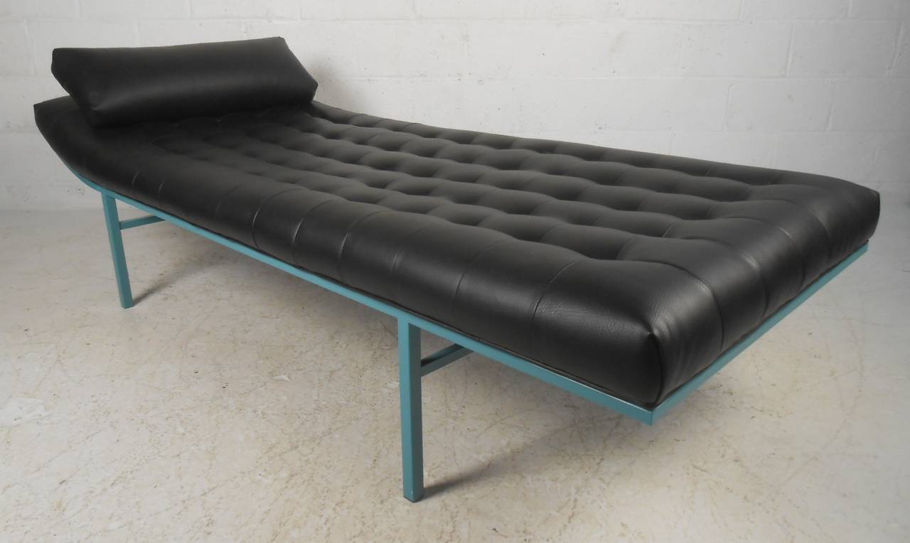American Vintage Chaise Lounge Day Bed