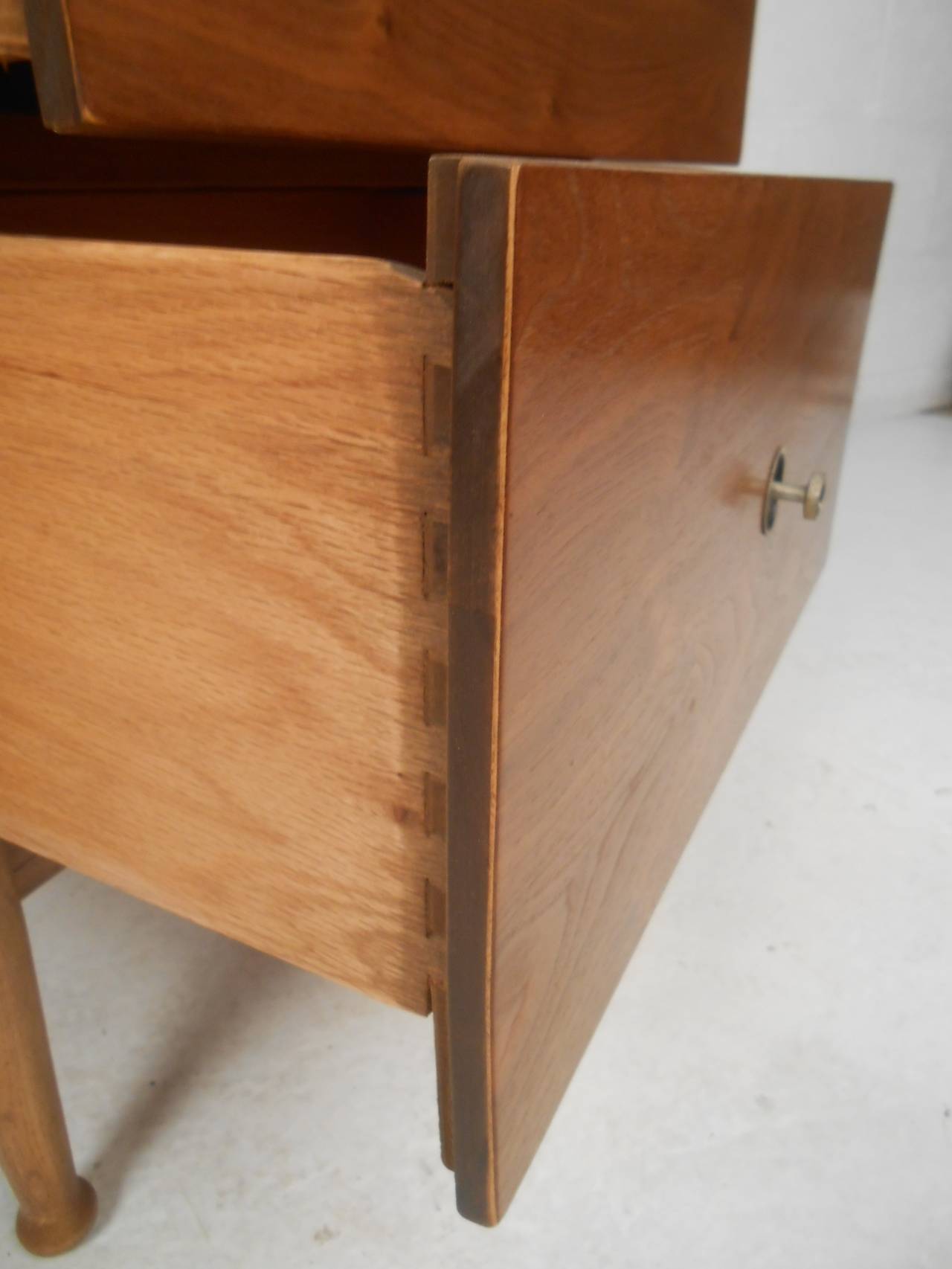 Pair of Mid-Century Modern Nightstands by Hooker In Good Condition In Brooklyn, NY