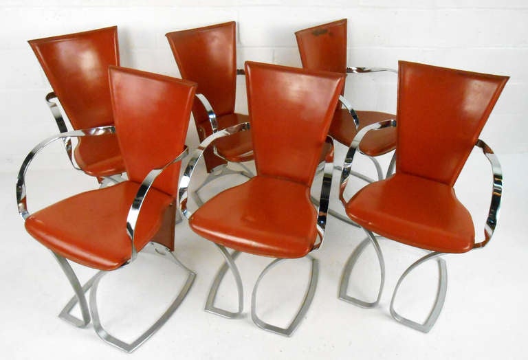 Ce magnifique ensemble de six chaises de salle à manger de style moderne italien présente des cadres métalliques aux formes uniques et des sièges en cuir à haut dossier. Les qualités sculpturales de cet ensemble de salle à manger du milieu du siècle