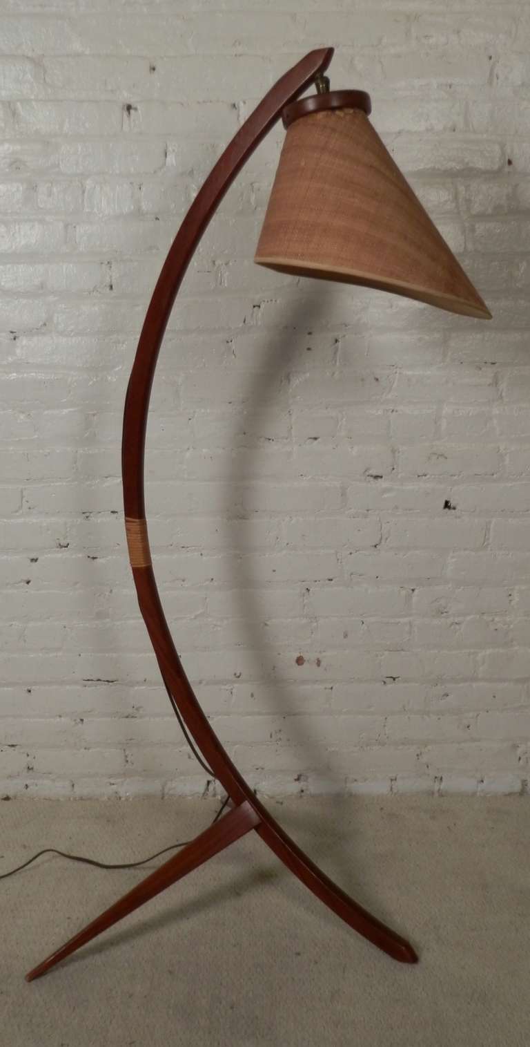 Vintage Danish modern floor lamp with a dramatic arch and tripod base. Adjustable French paper shade and pull chain socket. Beautiful sculptural form.

(Please confirm item location - NY or NJ - with dealer)
