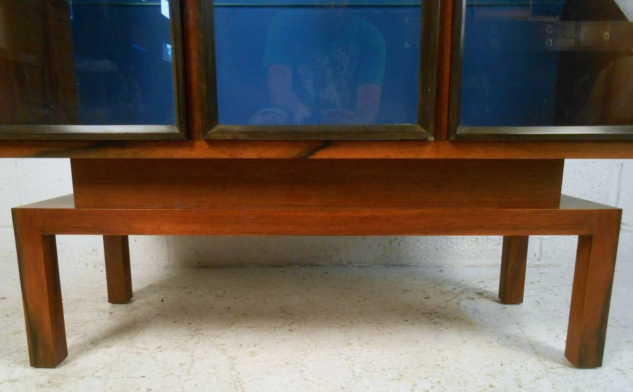 Custom Mid-Century Modern Rosewood Display Cabinet by Samson Berman In Good Condition In Brooklyn, NY