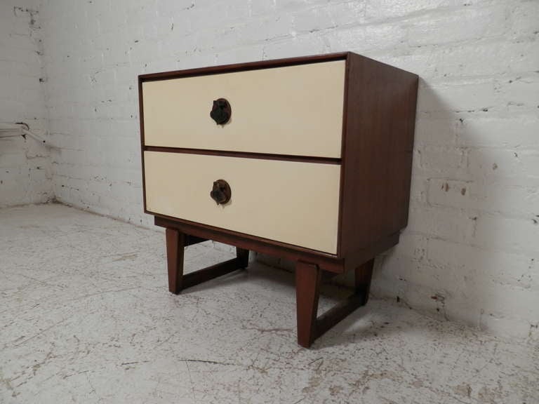 Vintage Spade Handle Nightstand By Stanley For Sale at 1stdibs