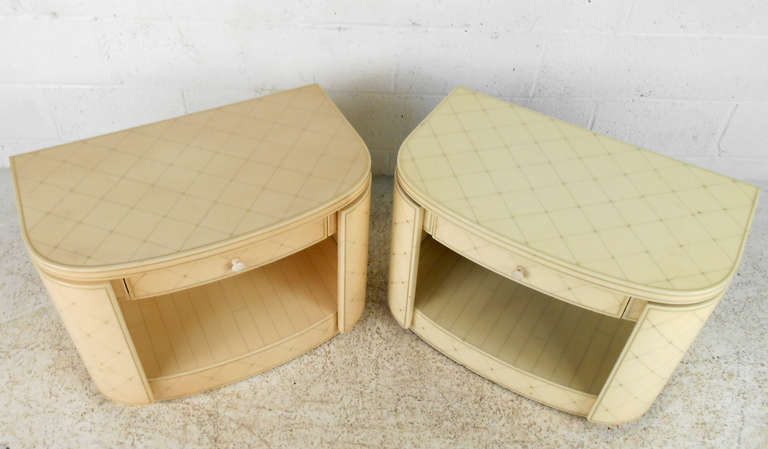 Pair of Hollywood Regency Style End Tables In Good Condition In Brooklyn, NY