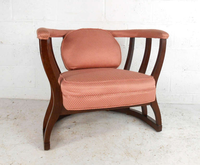 Les rayons uniques en bois courbé distinguent cette chaise d'appoint à dossier en forme de tonneau des autres sièges similaires, combinant un style vintage unique dans une chaise large et robuste au confort. Veuillez confirmer la localisation de