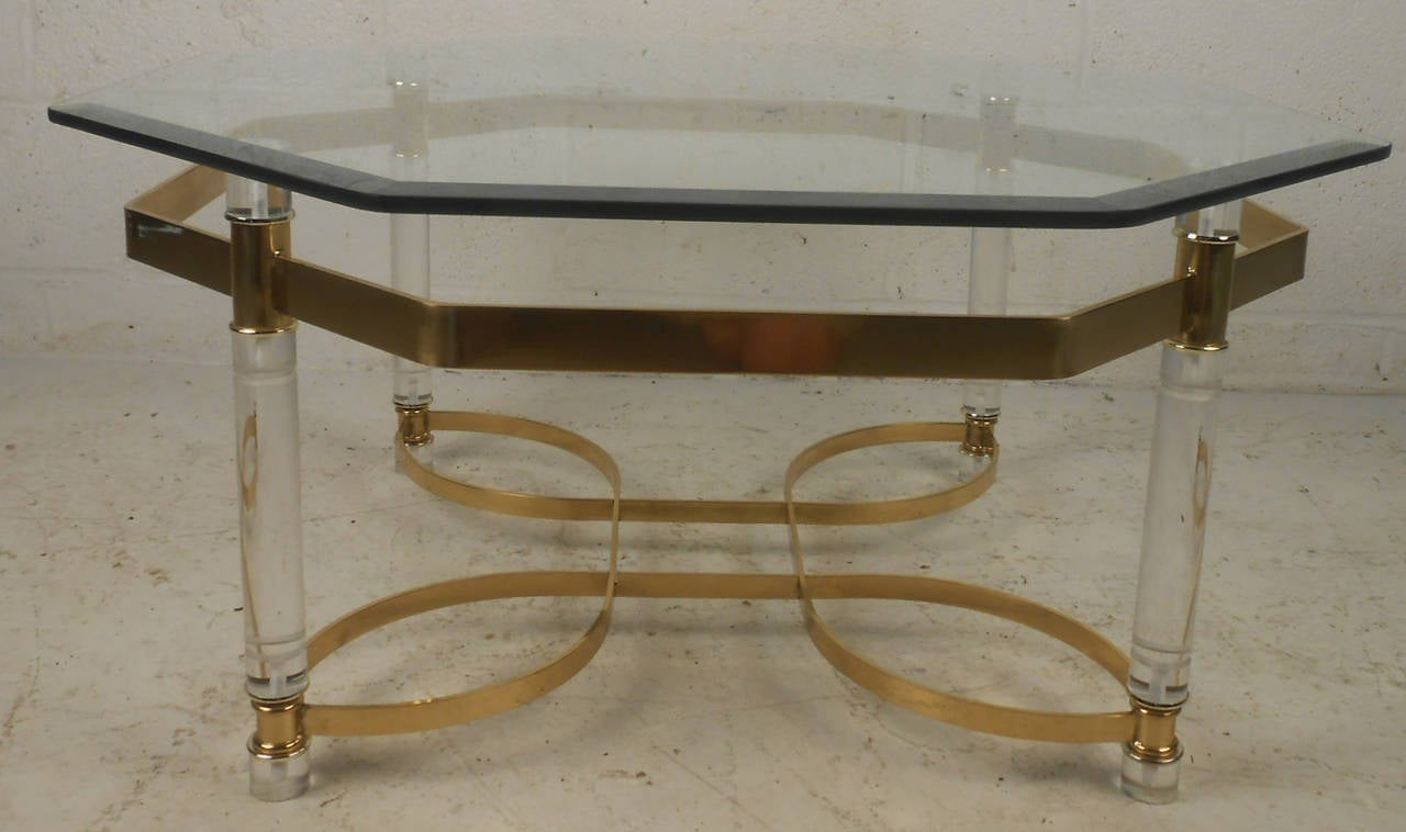 Table basse vintage moderne avec une base en laiton magnifiquement sculptée et une garniture en Lucite, surmontée d'un plateau en verre octogonal. Design/One à la manière de Charles Hollis Jones. Veuillez confirmer la localisation de l'article (NY