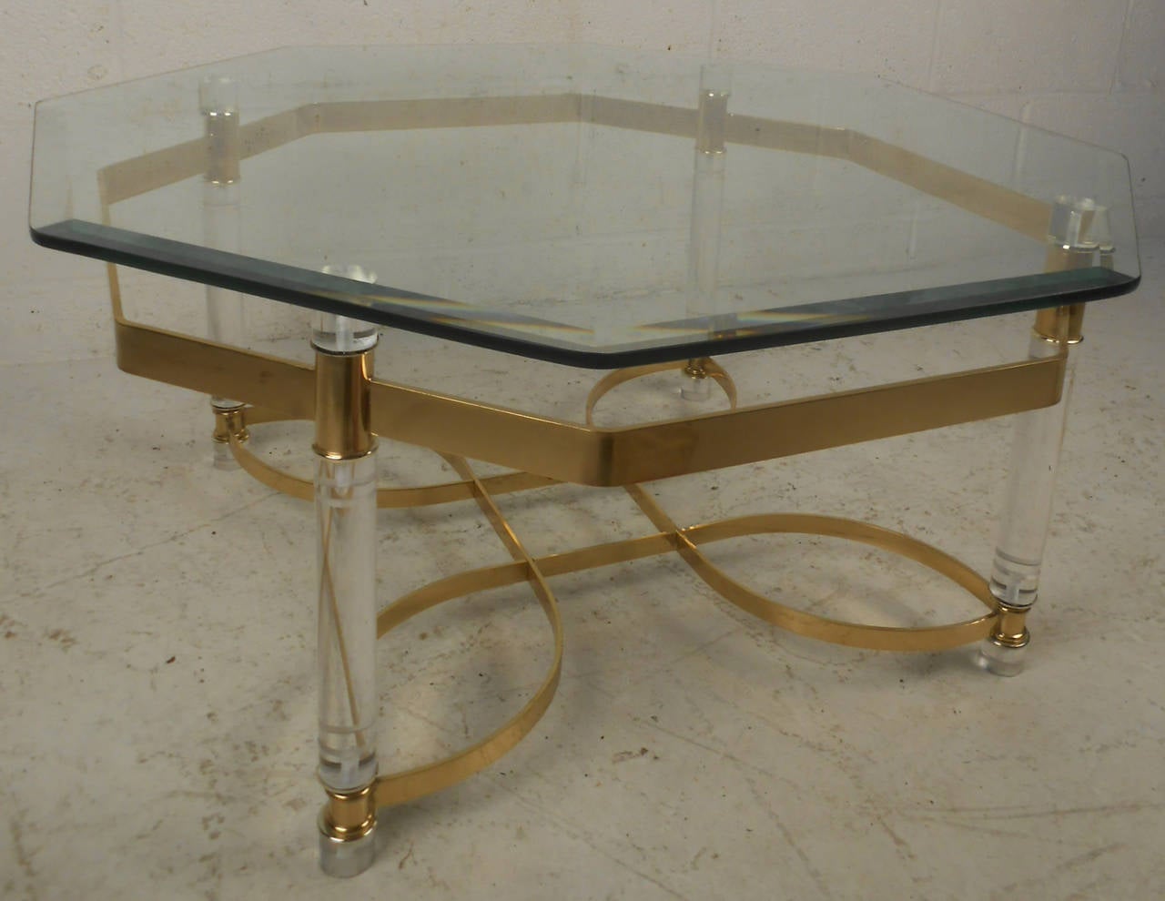 Mid-Century Modern Table basse Hollywood Regency en lucite et laiton en vente