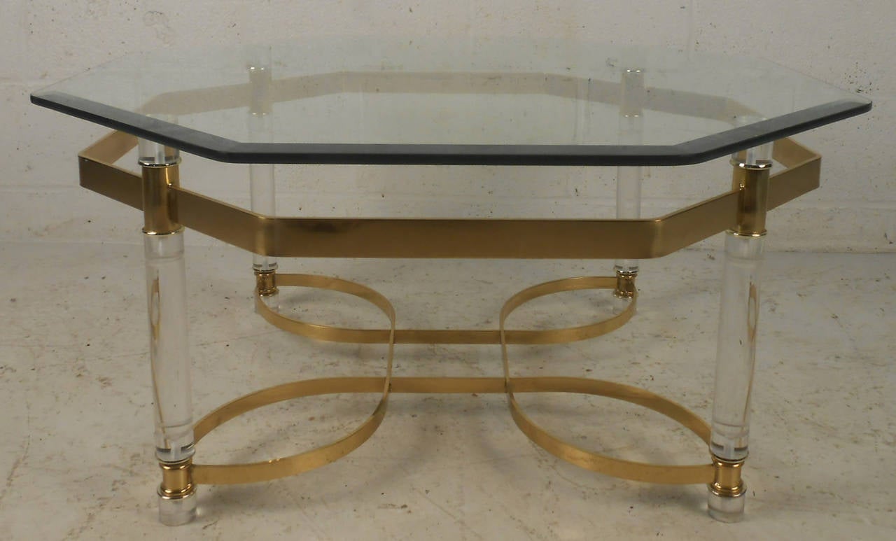 Hollywood Regency Lucite and Brass Coffee Table In Good Condition For Sale In Brooklyn, NY