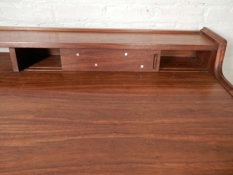 Stunning Vintage Modern Desk By Hooker In Excellent Condition In Brooklyn, NY
