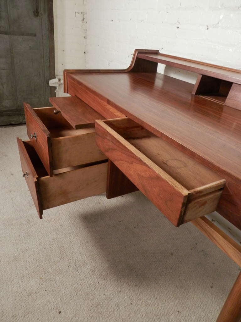 Mid-20th Century Stunning Vintage Modern Desk By Hooker