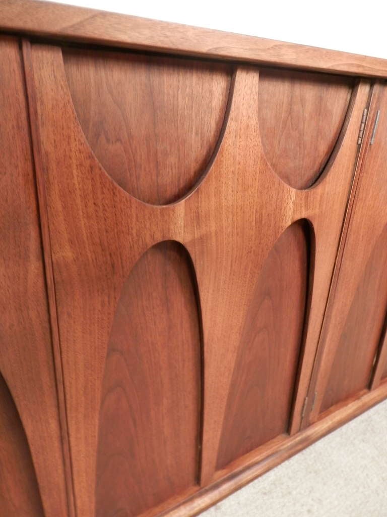 Sculptured Front Mid-Century Walnut Credenza By Broyhill In Excellent Condition In Brooklyn, NY