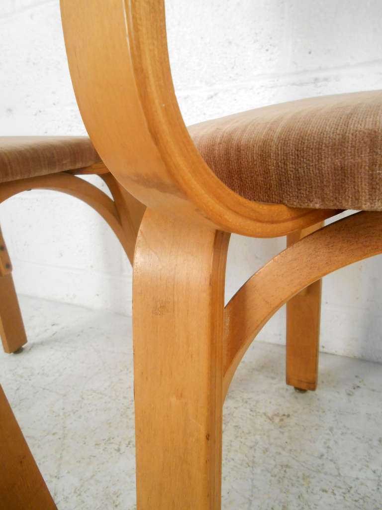 Set of Mid-Century Modern Bentwood Dining Chairs by Thonet In Good Condition In Brooklyn, NY