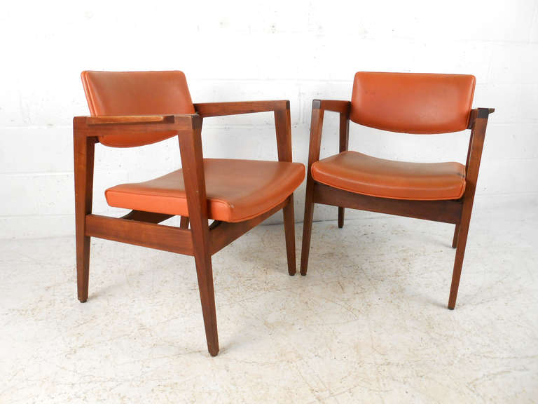 This pair of beautiful midcentury armchairs by W.H. Gunlocke combine sturdy design, beautiful wood selection, and delicately tapered legs to create an exquisite seating solution for any home or business. Please confirm item location (NY or NJ).