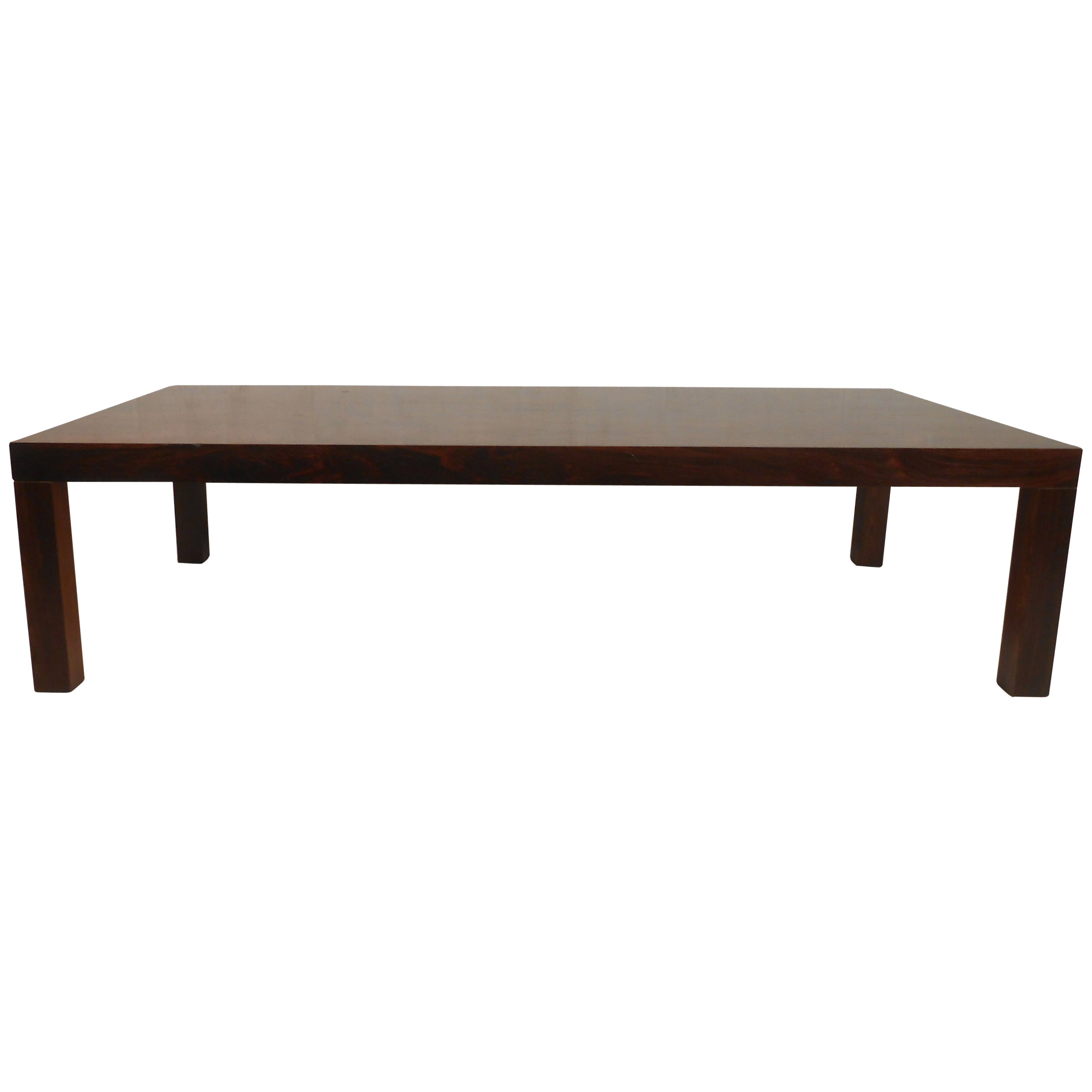 Table basse danoise vintage-moderne avec un beau grain de bois de rose sur toute la surface, conçue par Centrum Mobler.

(Veuillez confirmer l'emplacement de l'article - NY ou NJ - avec le concessionnaire).