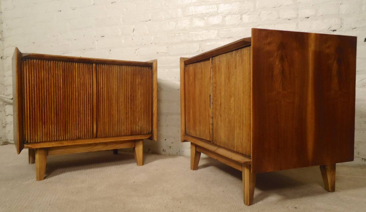 Very unusual ribbed faced bedside tables with large cabinet space. Beautiful walnut grain, two door cabinet, splayed legs. Great for sofa or bedside storage.

(Please confirm item location - NY or NJ - with dealer)