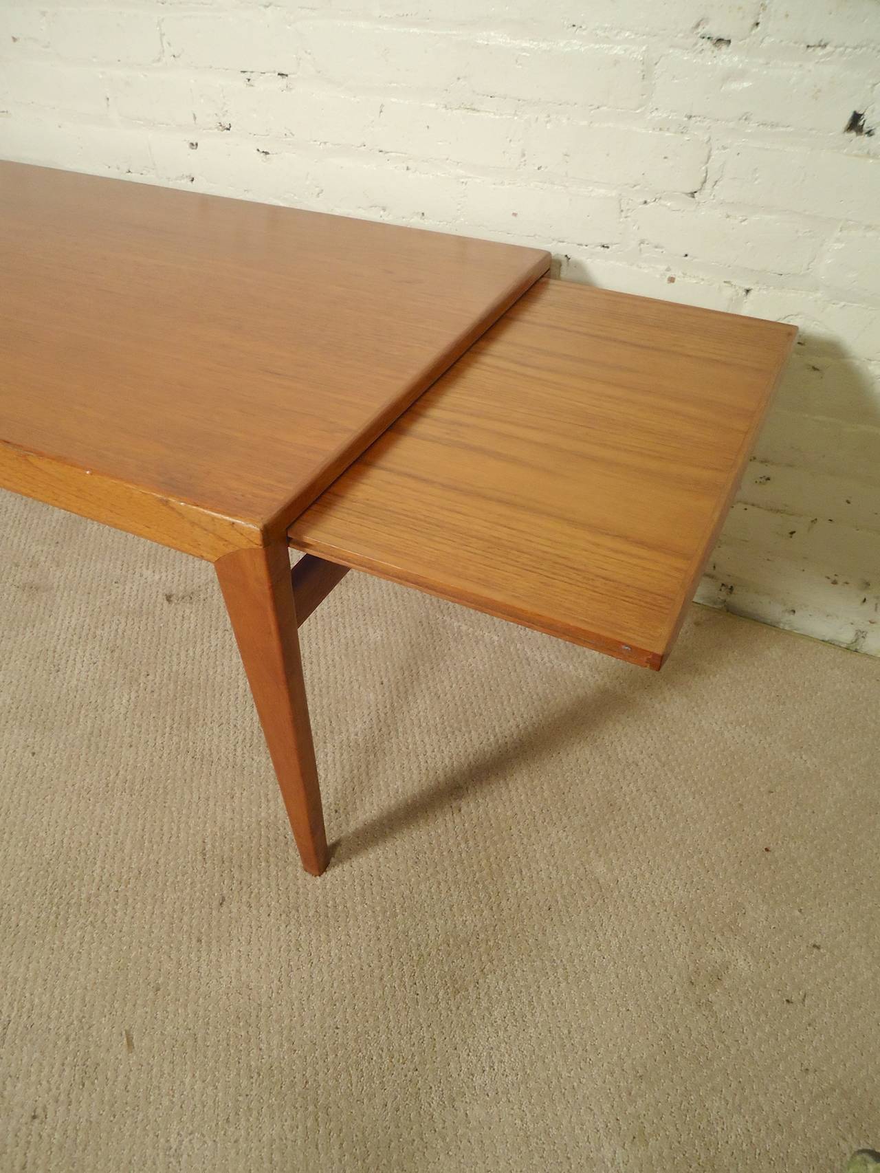 Milieu du XXe siècle Rare table basse danoise à rallonge extensible en vente