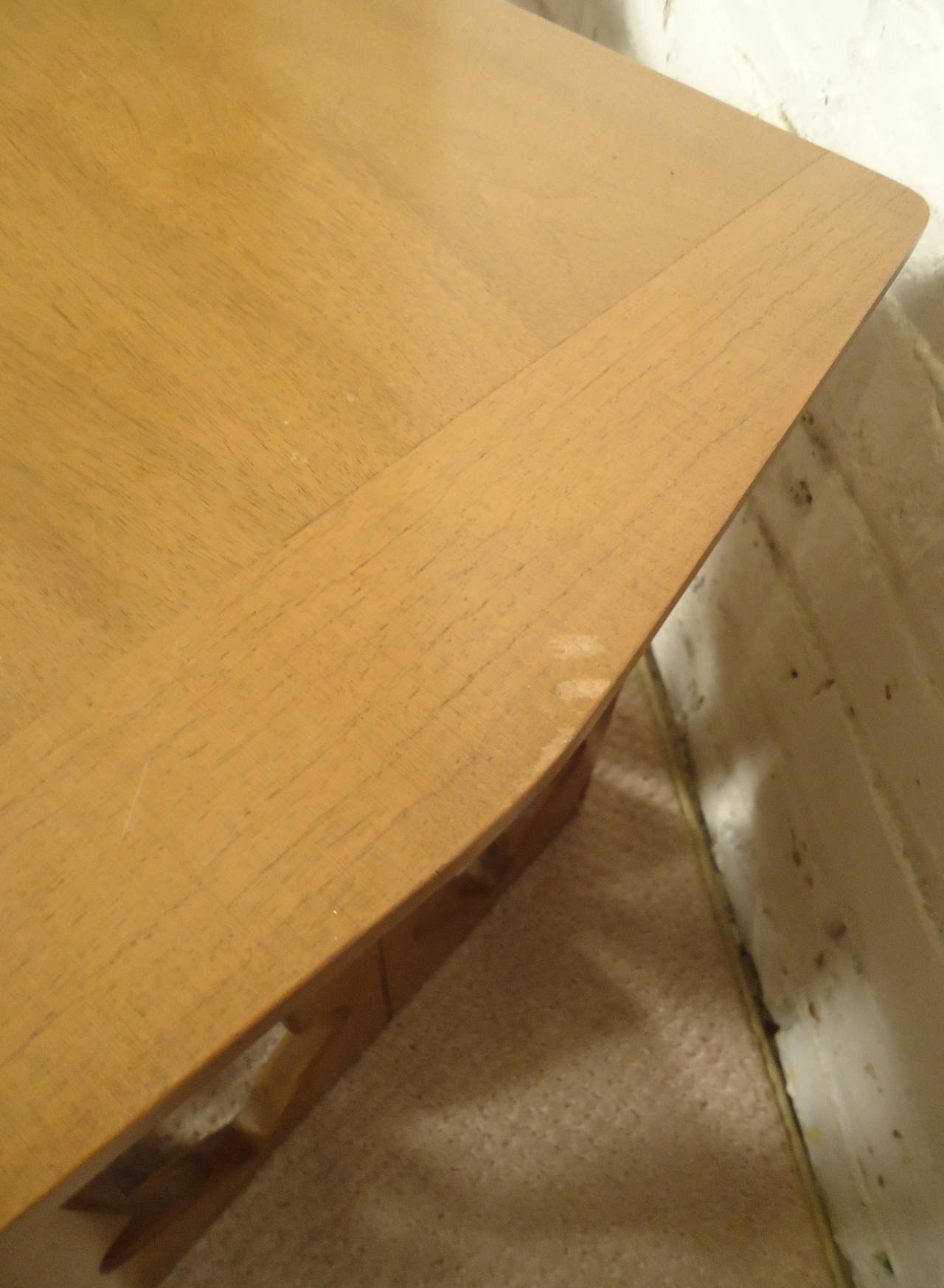Mid-Century Pair of Sculpted Teak Side Tables In Good Condition For Sale In Brooklyn, NY