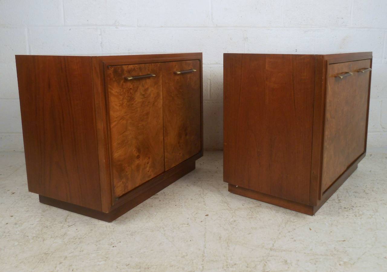 Pair of Mid-Century Modern Burlwood and Brass Nightstands In Good Condition In Brooklyn, NY