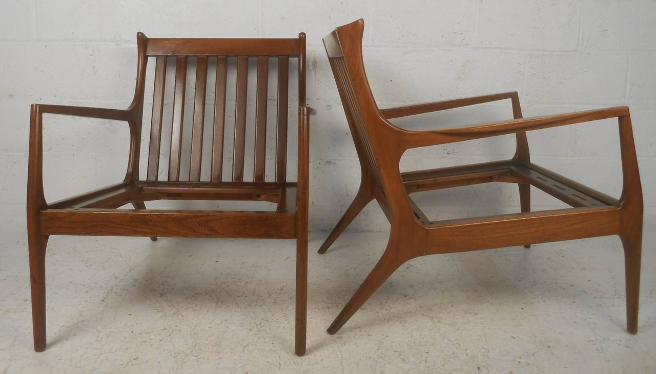 Elegant pair of Mid-Century lounge project chairs. Please confirm item location (NY or NJ) with dealer.