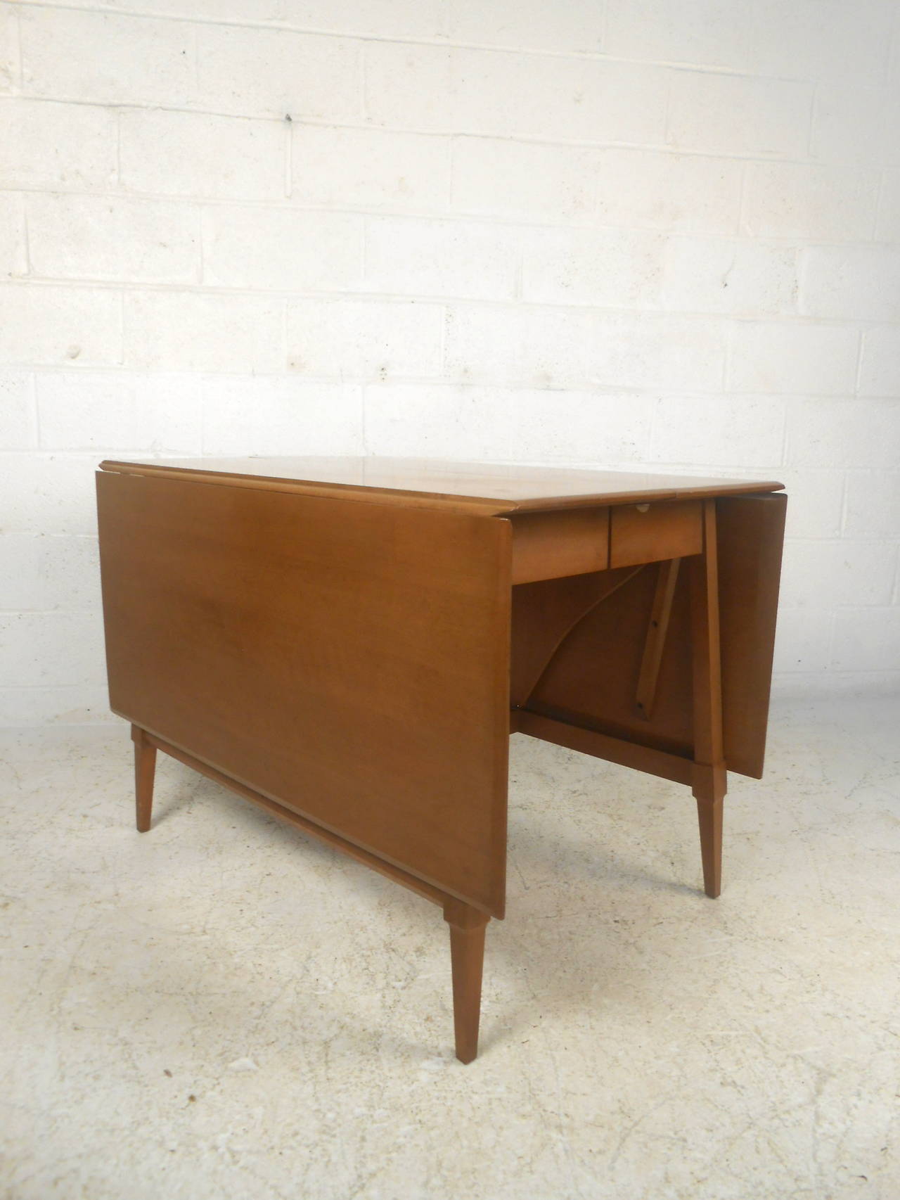 Mid-Century Modern Drop-Leaf Table In Good Condition In Brooklyn, NY