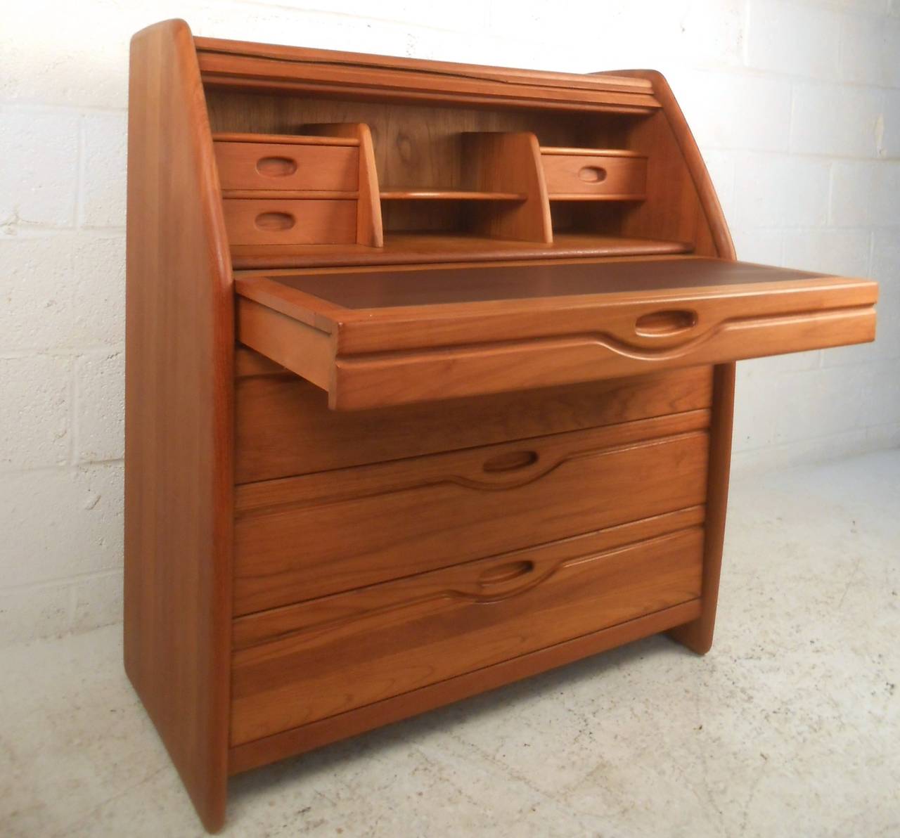 This vintage roll top desk offers a stylish collapsible workspace with plenty of added room for storage. Tight and compact, this desk is perfect for an apartment or small office, plenty of added organizational options behind roll up door. Please