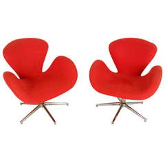 Pair of Arne Jacobsen Mid-Century "Swan" Chairs 6