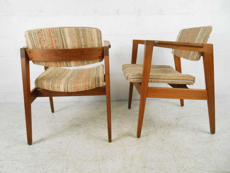 American Mid-Century Modern Pair of Walnut Frame Armchairs by Gunlocke