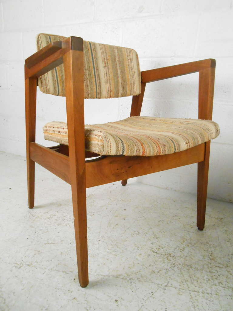 Mid-Century Modern Pair of Walnut Frame Armchairs by Gunlocke In Good Condition In Brooklyn, NY