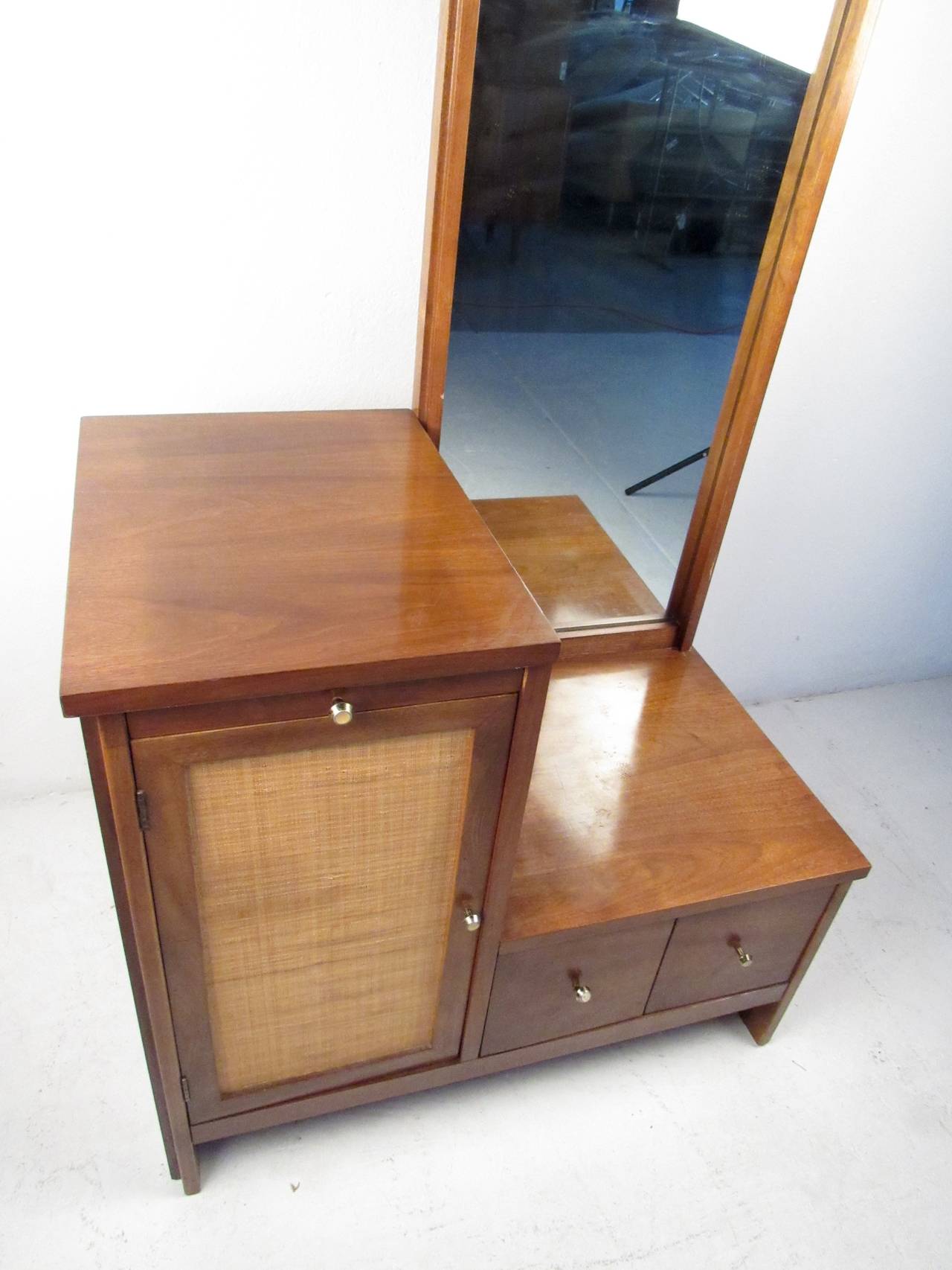 Mid-Century Modern Caned Cabinet with Mirror In Good Condition For Sale In Brooklyn, NY