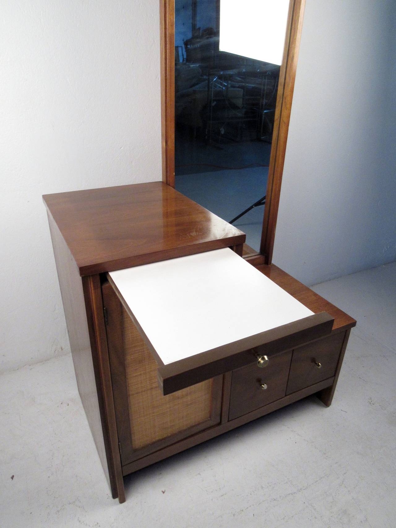 20ième siècle Meuble de rangement canné moderne du milieu du siècle dernier avec miroir en vente