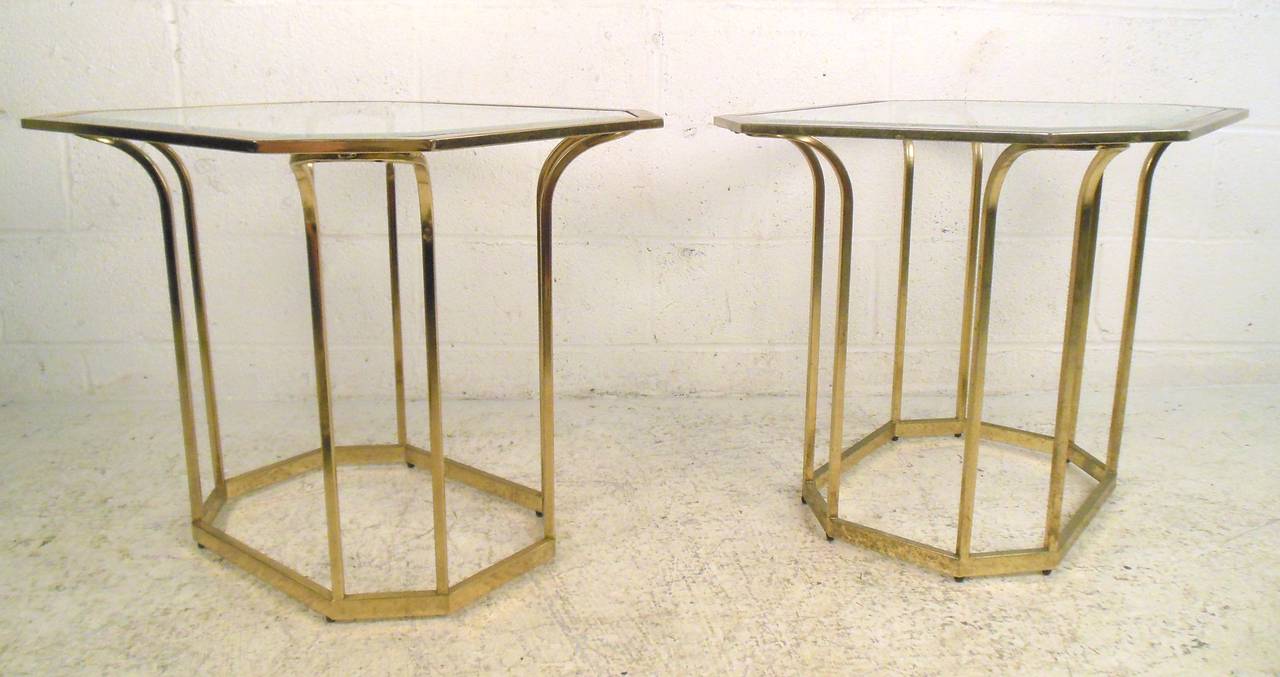 Pair of Brass Tulip Form End Tables In Good Condition For Sale In Brooklyn, NY