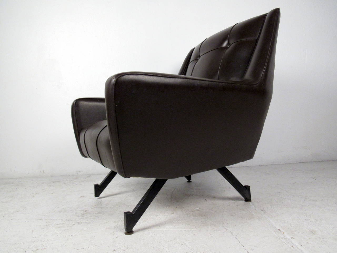 Mid-Century Modern Brown Tufted Vinyl Lounge Chair In Good Condition For Sale In Brooklyn, NY