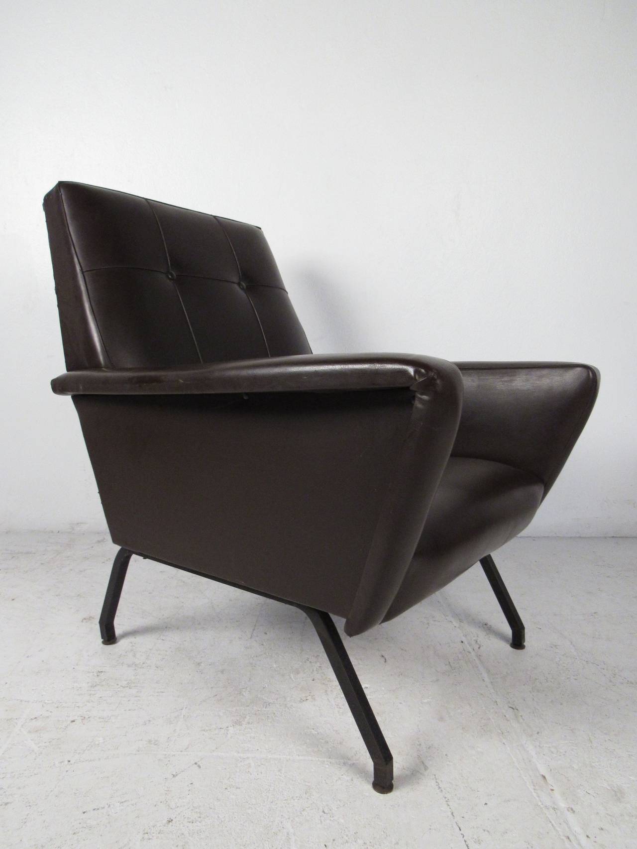 Mid-Century Modern Brown Lounge Chair with Two Buttons In Good Condition In Brooklyn, NY