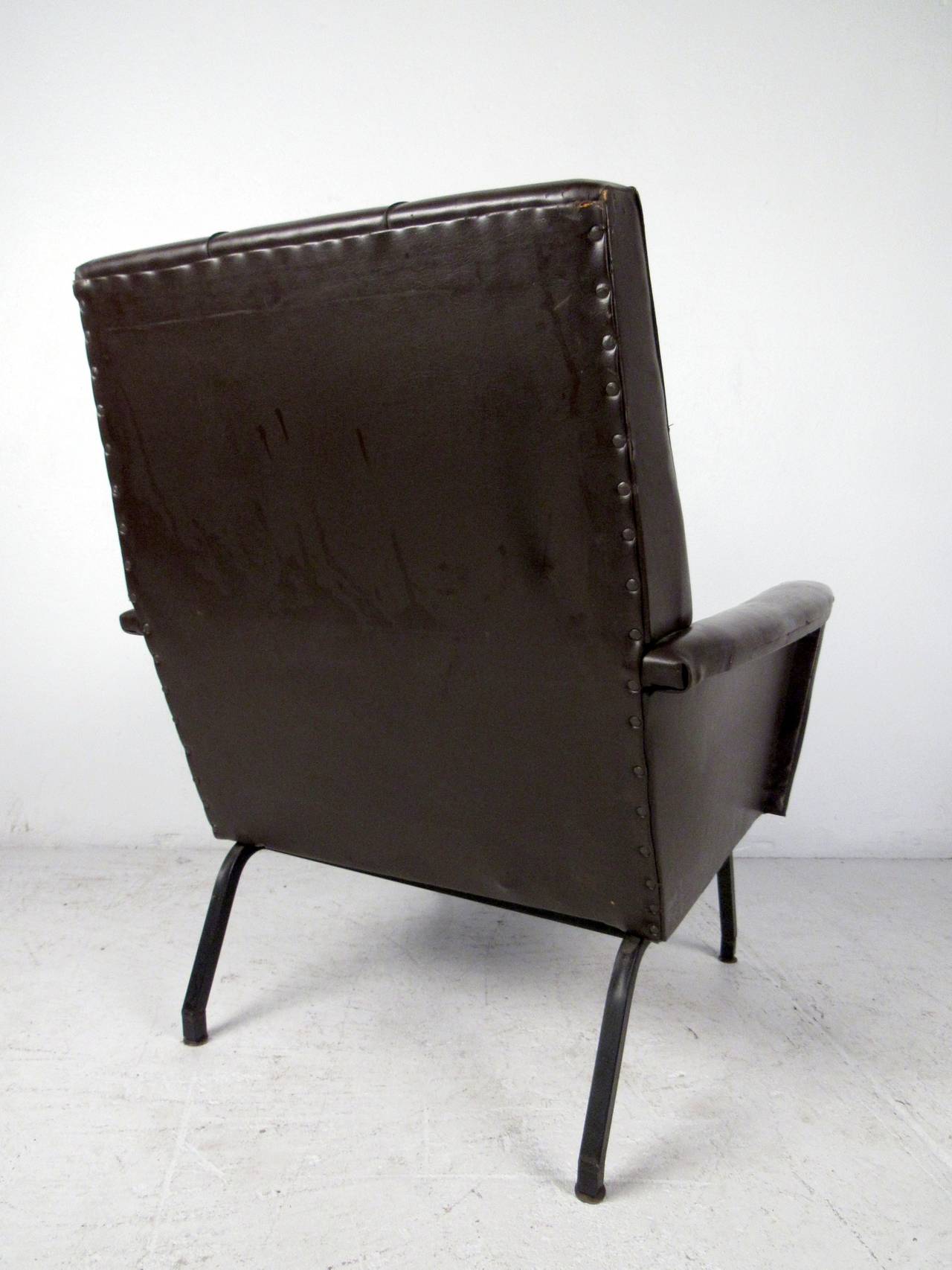Mid-Century Modern Brown Lounge Chair with Two Buttons 1