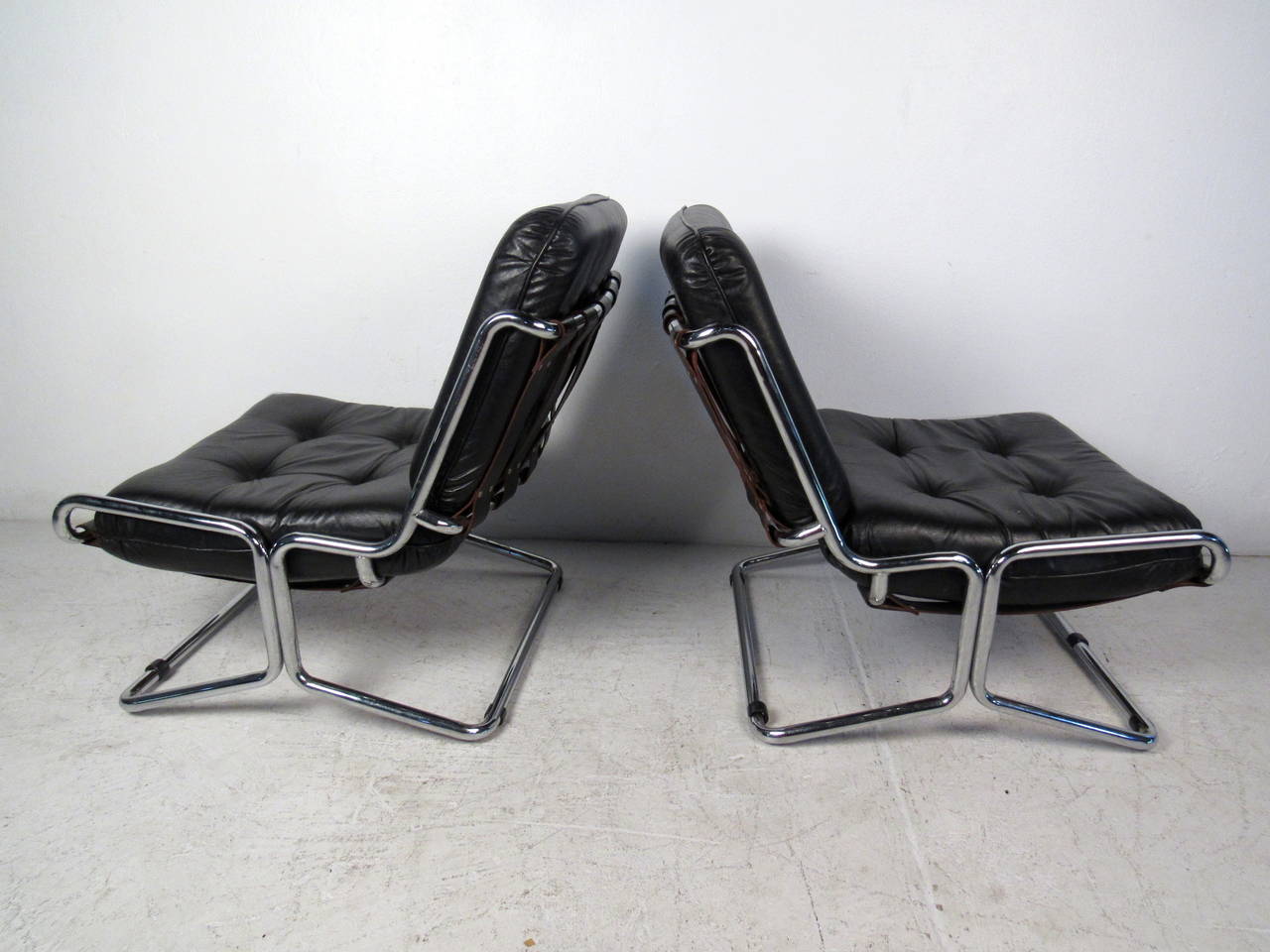 chrome and leather lounge chair