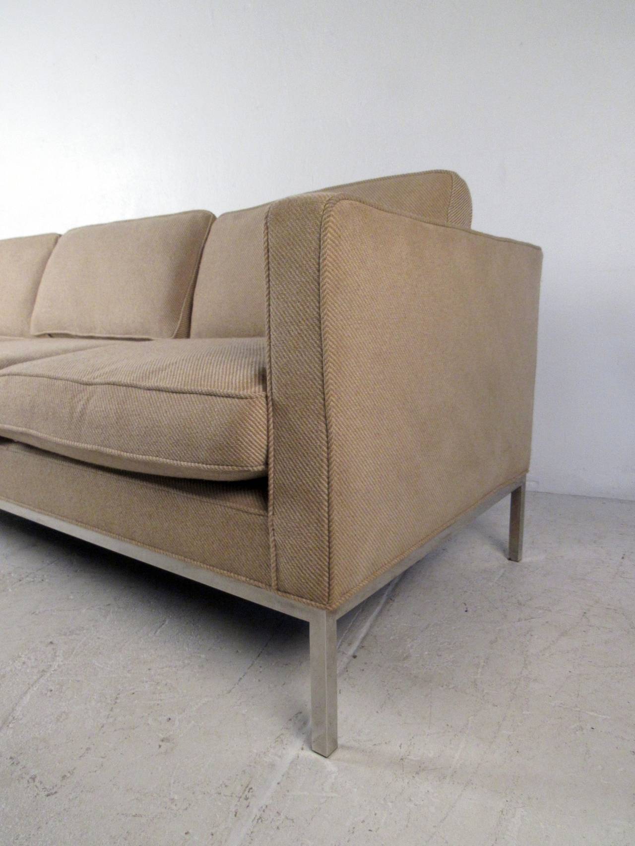 20th Century Mid-Century Modern Sofa in the Style of Knoll