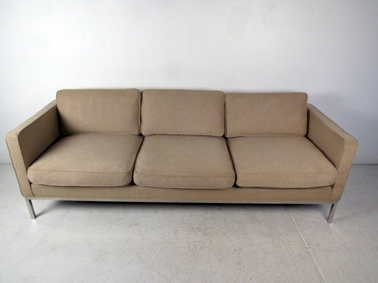 American Mid-Century Modern Sofa in the Style of Knoll